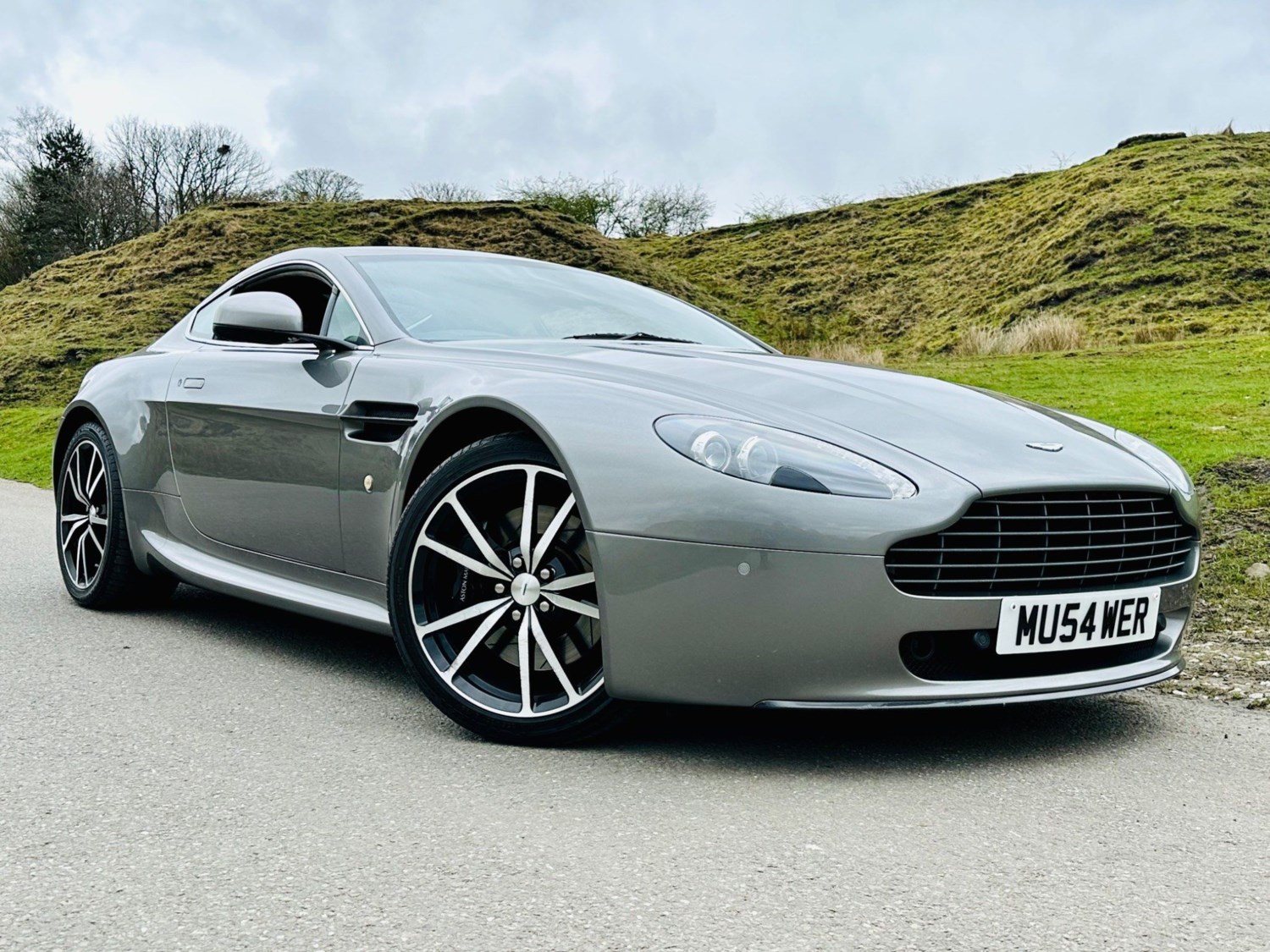 Aston Martin Vantage Listing Image