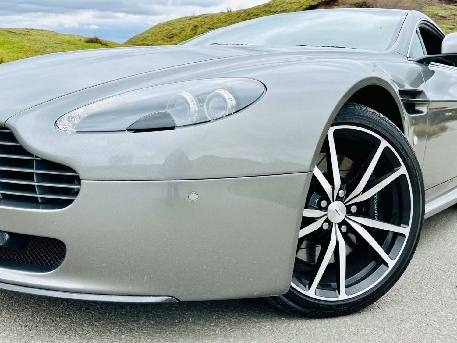 Aston Martin Vantage Listing Image