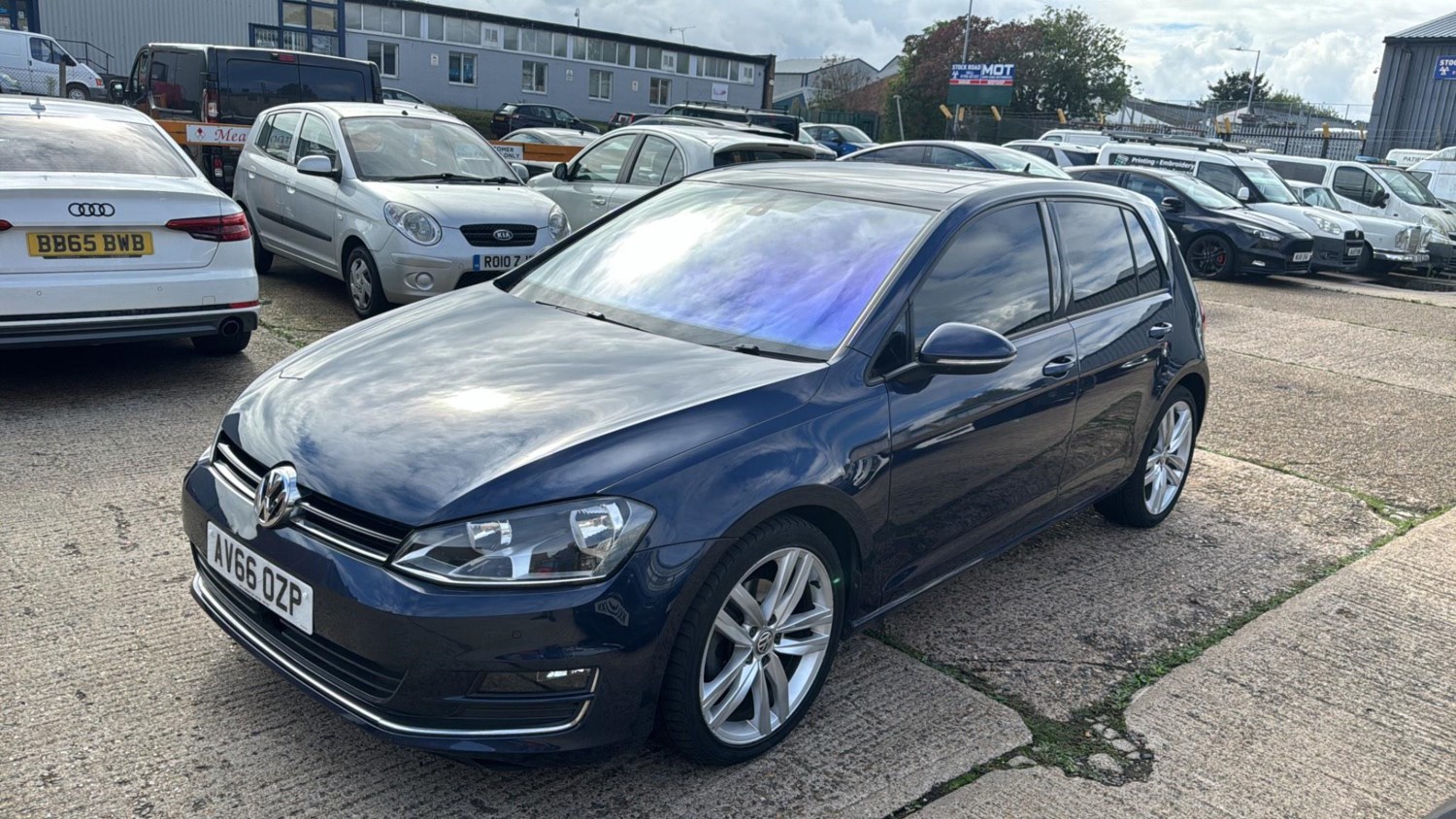 Volkswagen Golf Listing Image