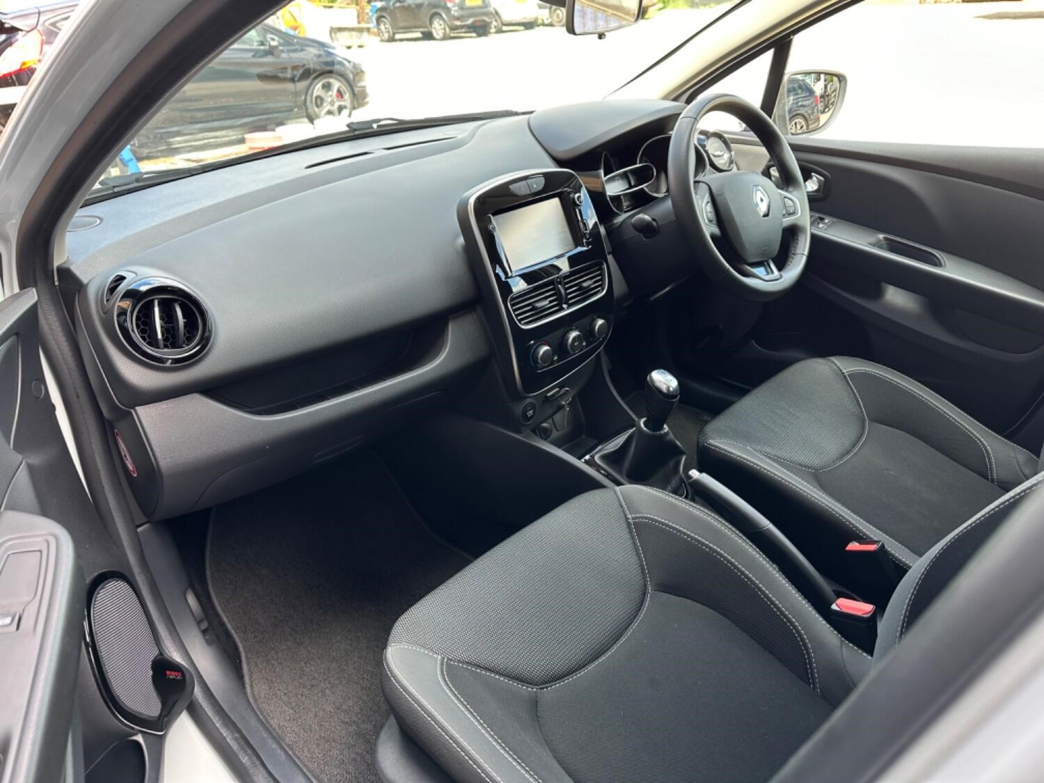 Renault Clio Listing Image