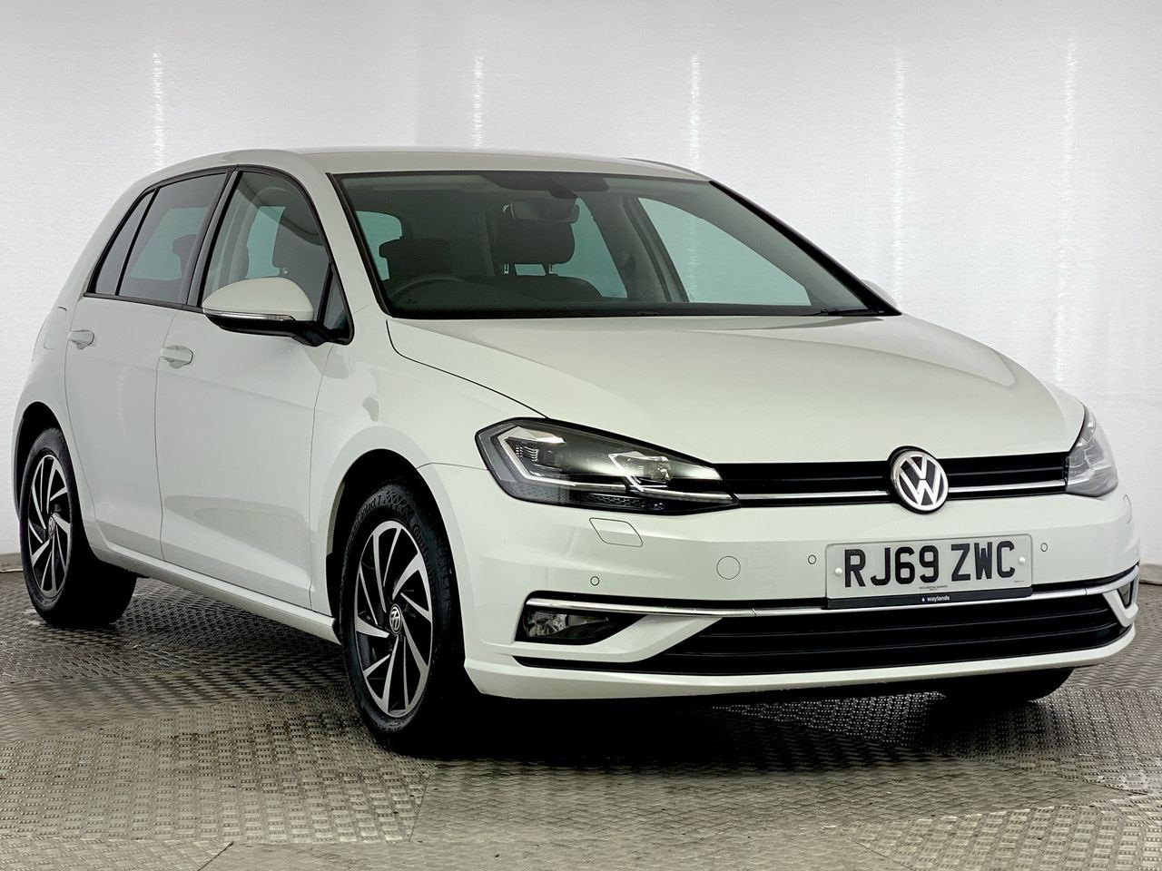 Volkswagen Golf Listing Image