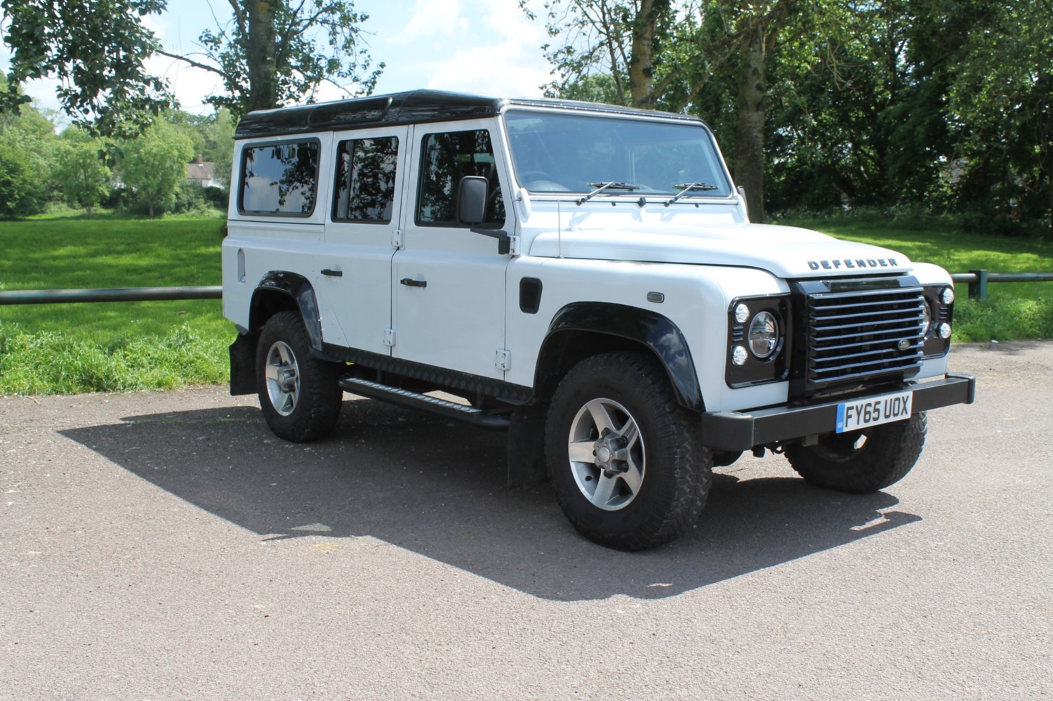 Land Rover Defender Listing Image