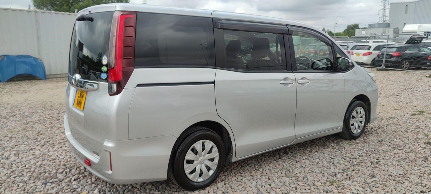 Toyota Noah Listing Image