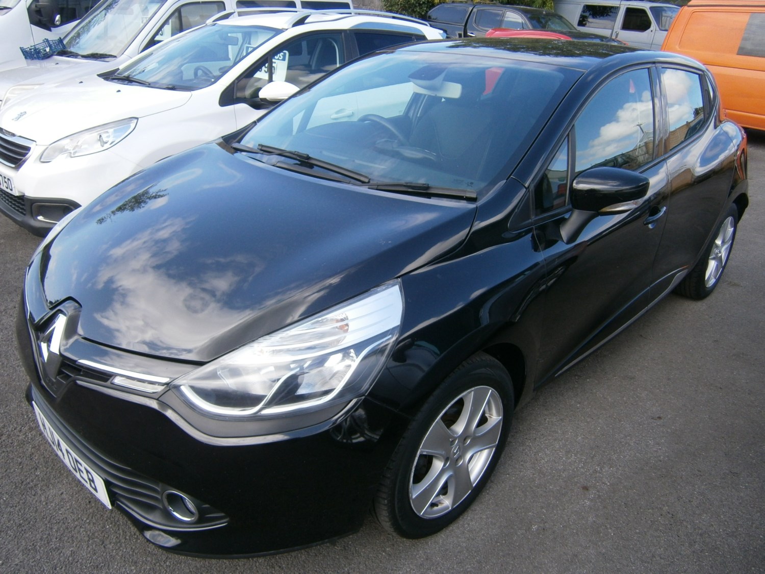 Renault Clio Listing Image