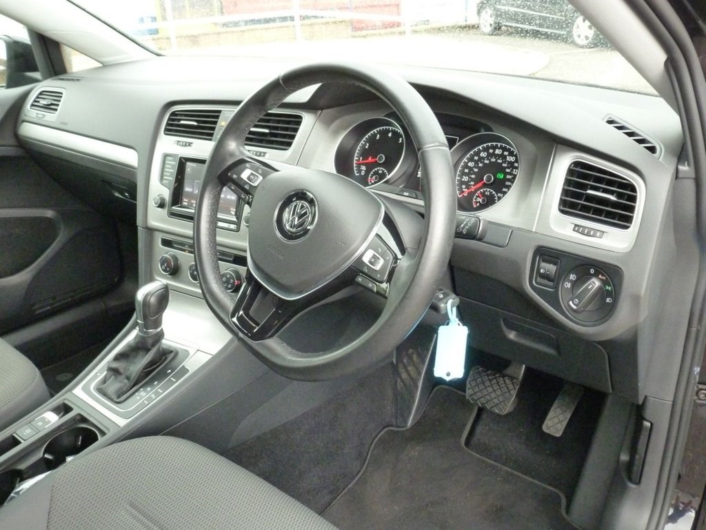 Volkswagen Golf Listing Image