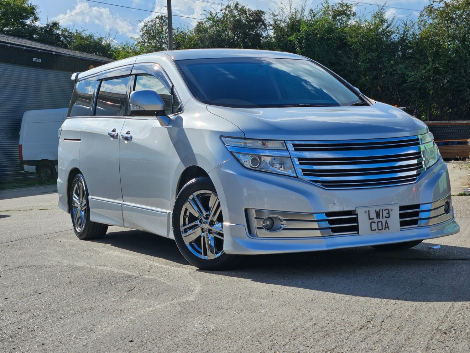 Nissan Elgrand Listing Image