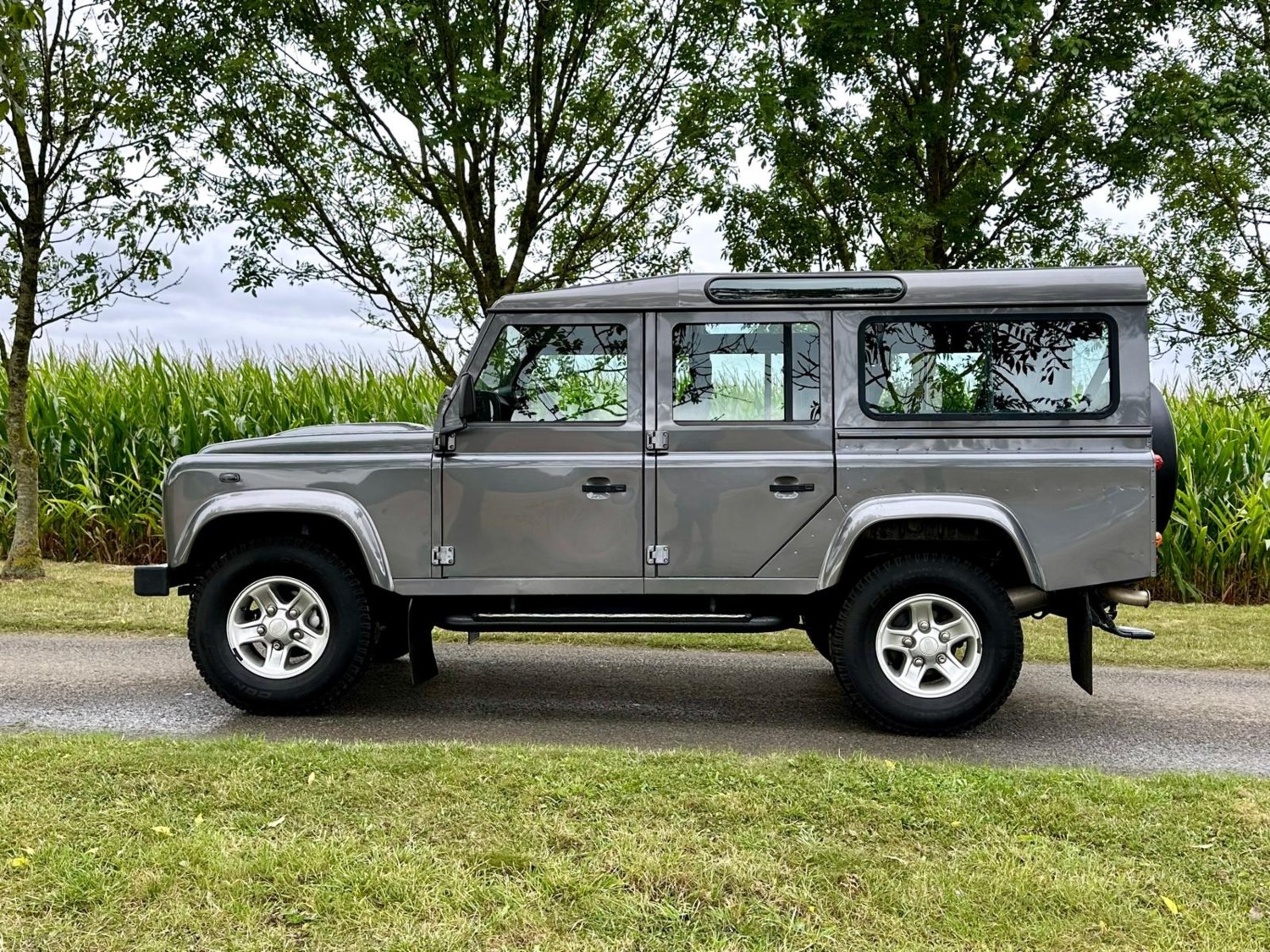 Land Rover Defender Listing Image