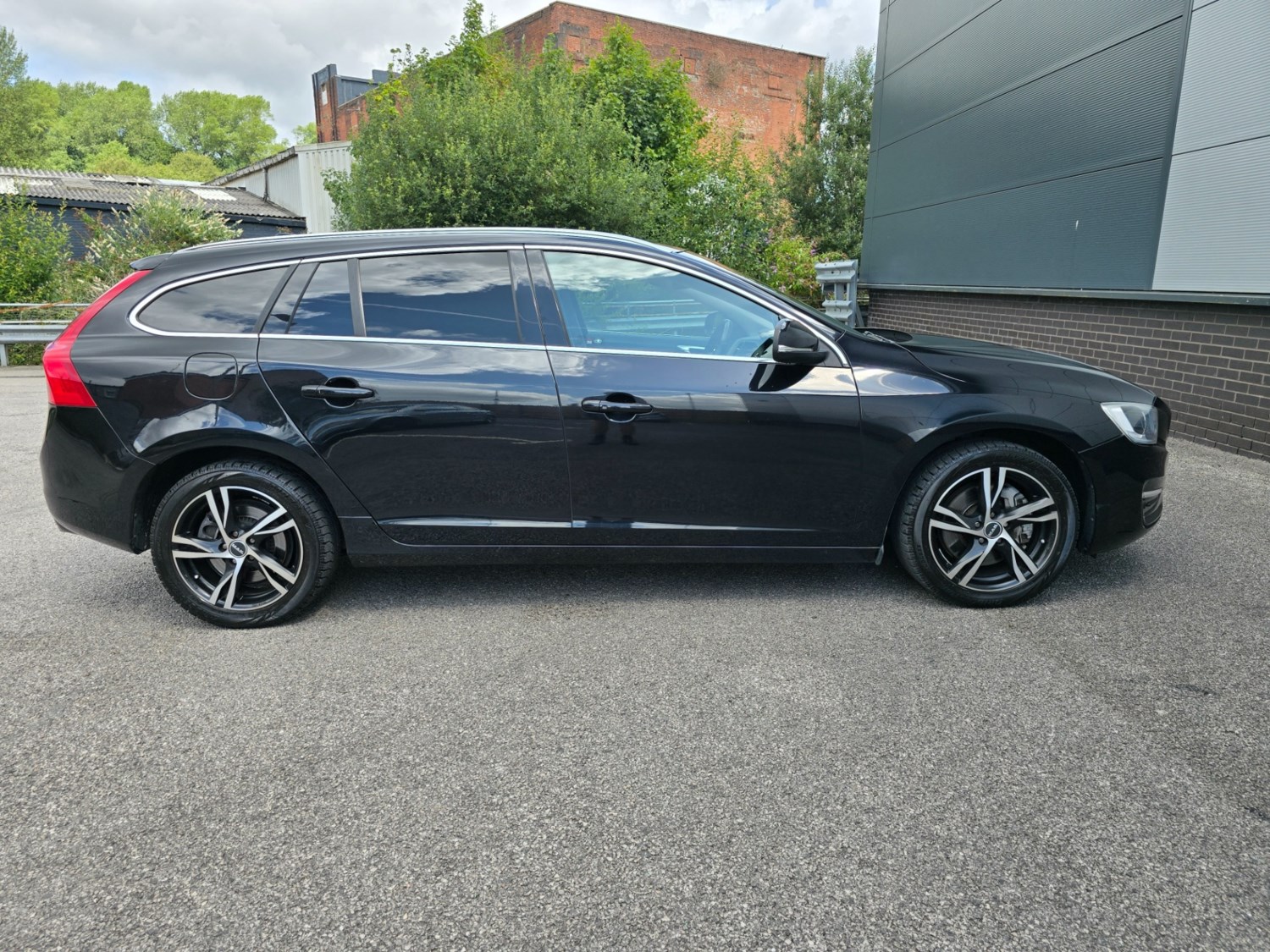 Volvo V60 Listing Image