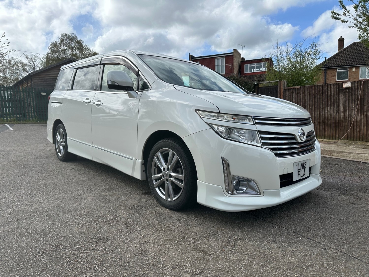 Nissan Elgrand Listing Image