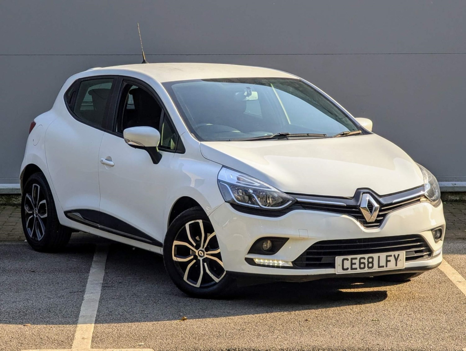 Renault Clio Listing Image