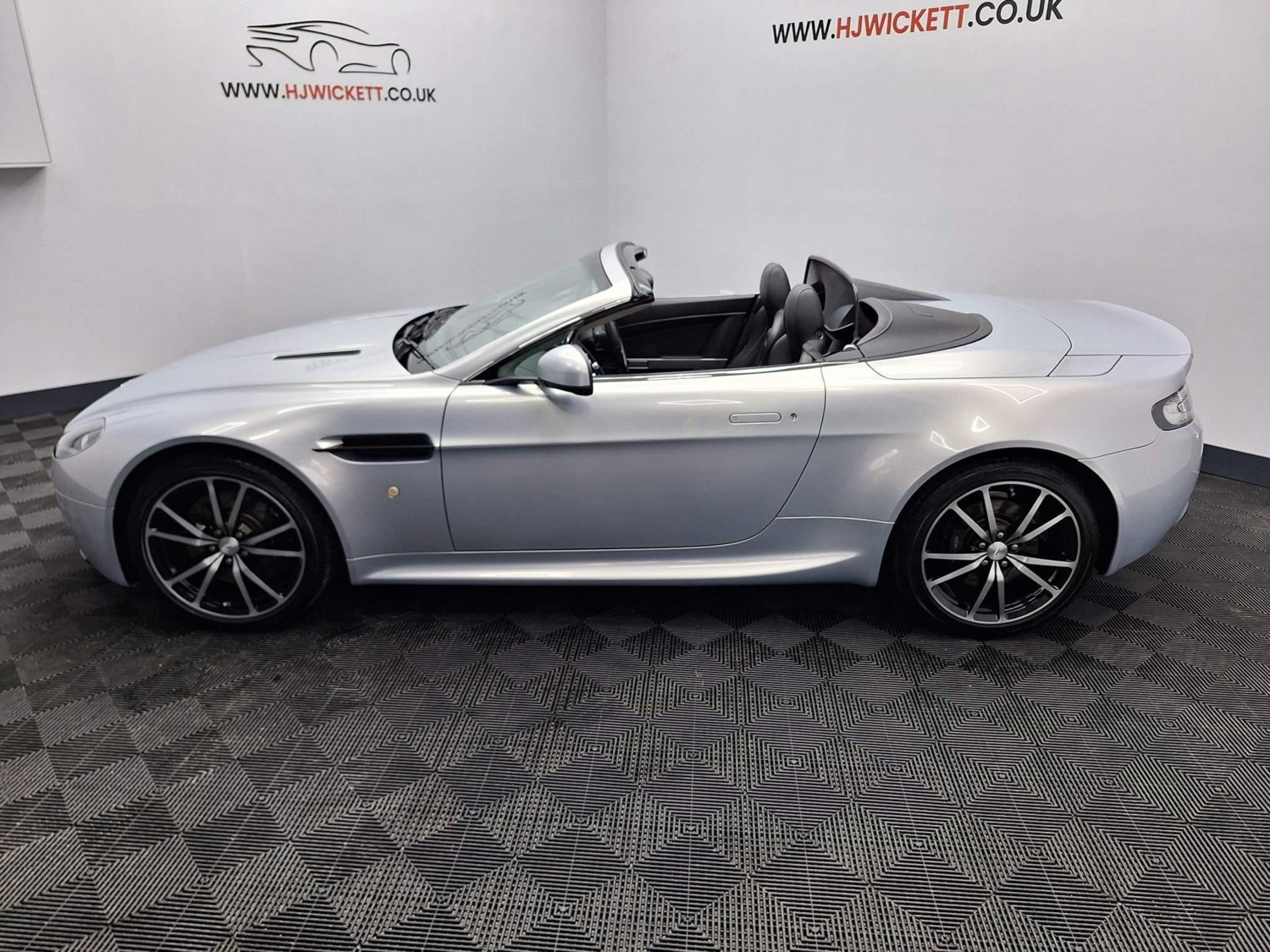 Aston Martin Vantage Listing Image