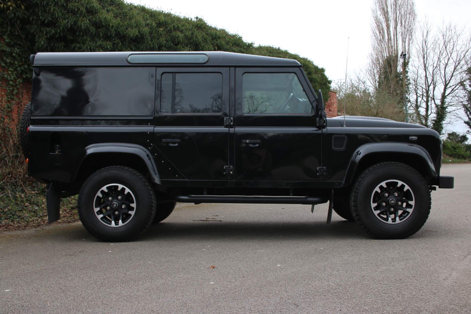 Land Rover Defender 110 Listing Image