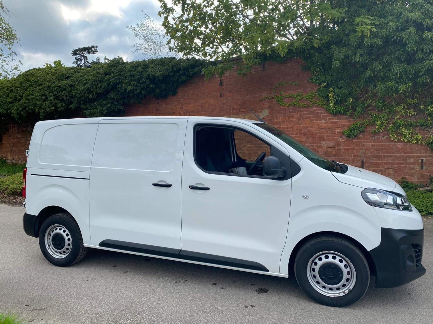 Citroen Dispatch Listing Image