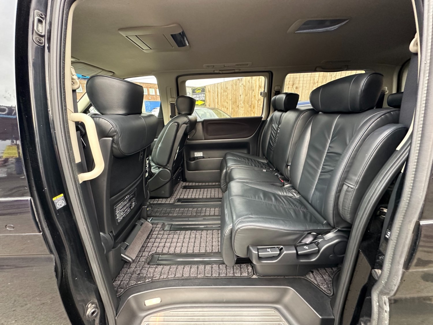 Nissan Elgrand Listing Image