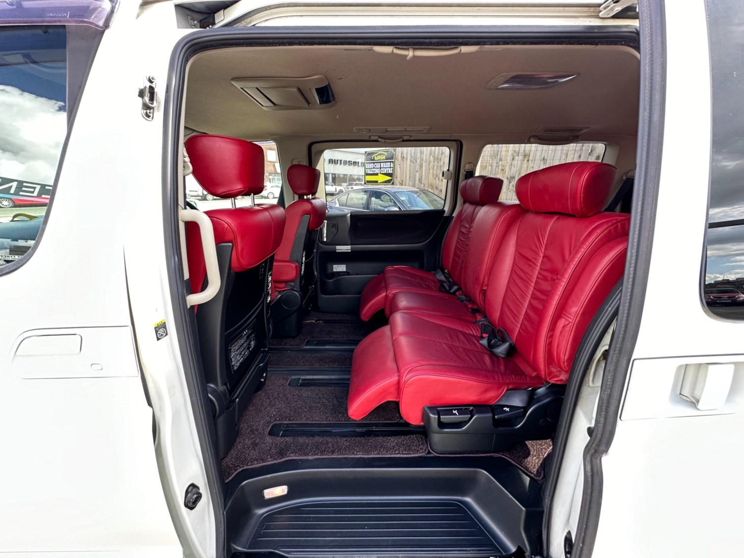 Nissan Elgrand Listing Image