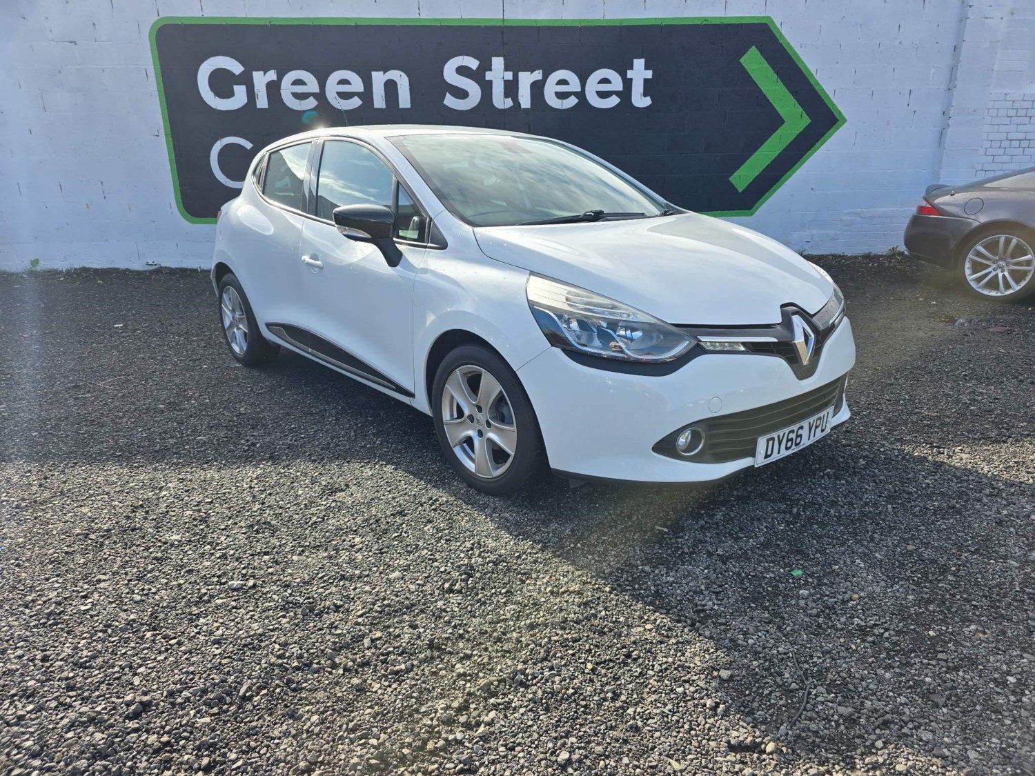 Renault Clio Listing Image