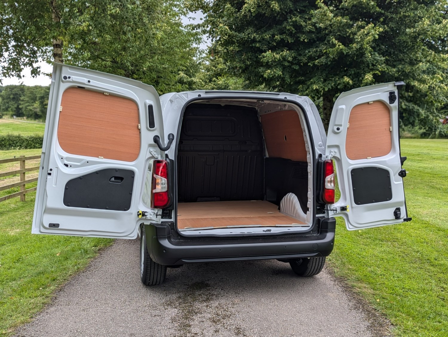 Vauxhall Combo Listing Image