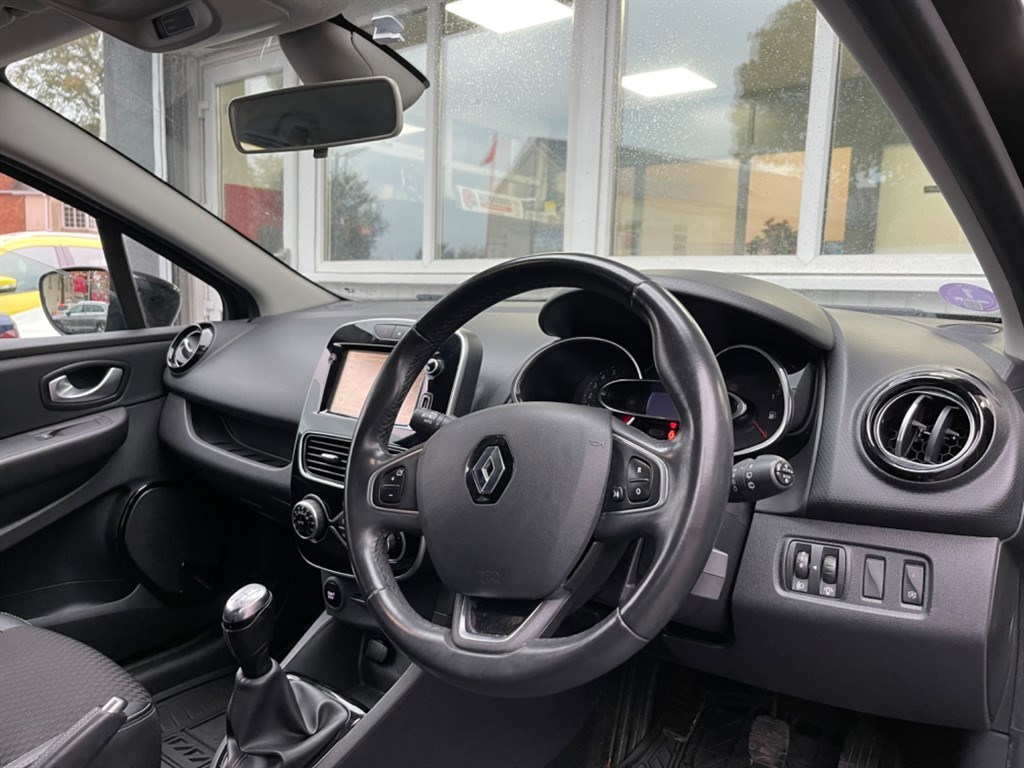 Renault Clio Listing Image