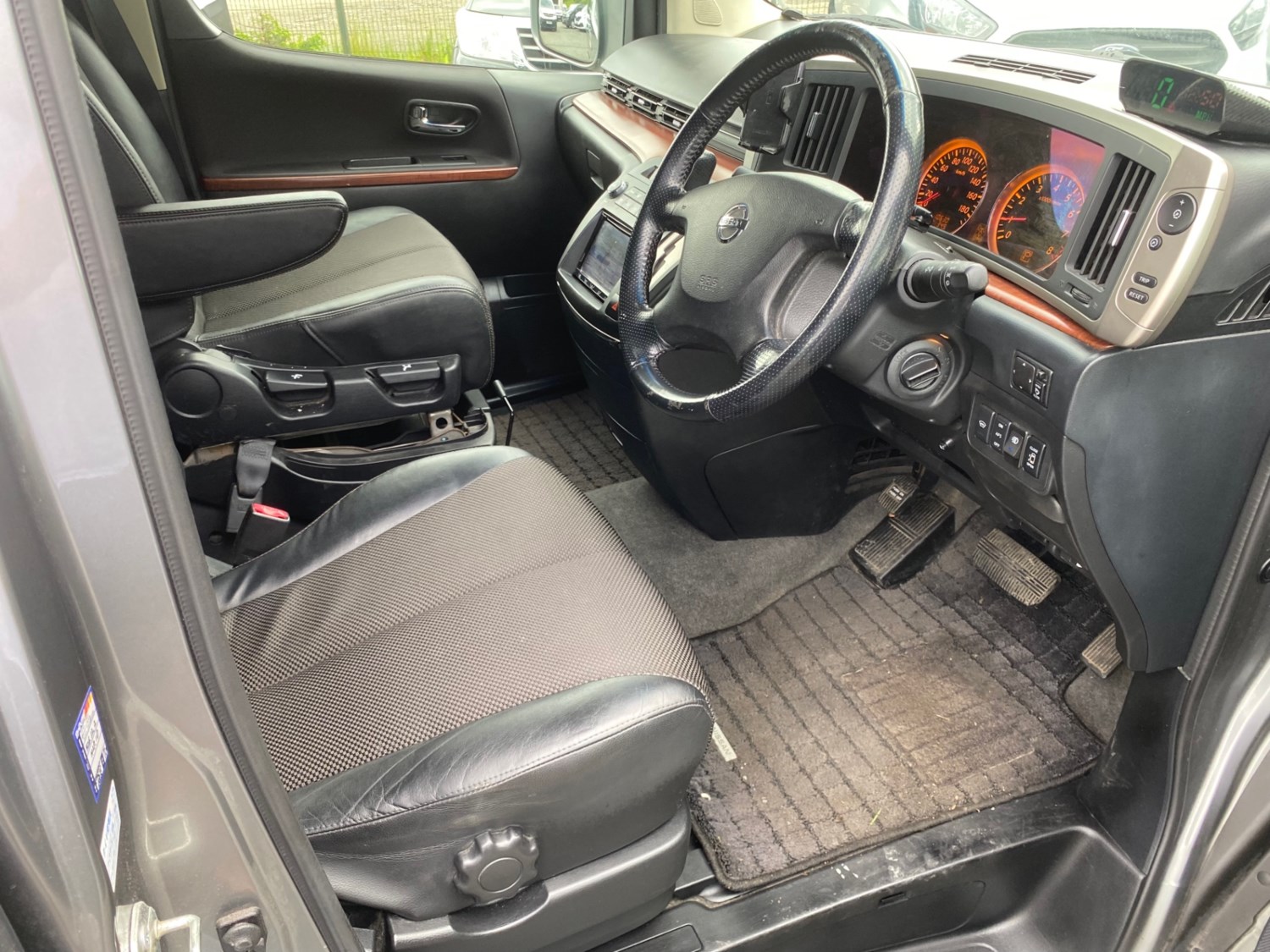 Nissan Elgrand Listing Image