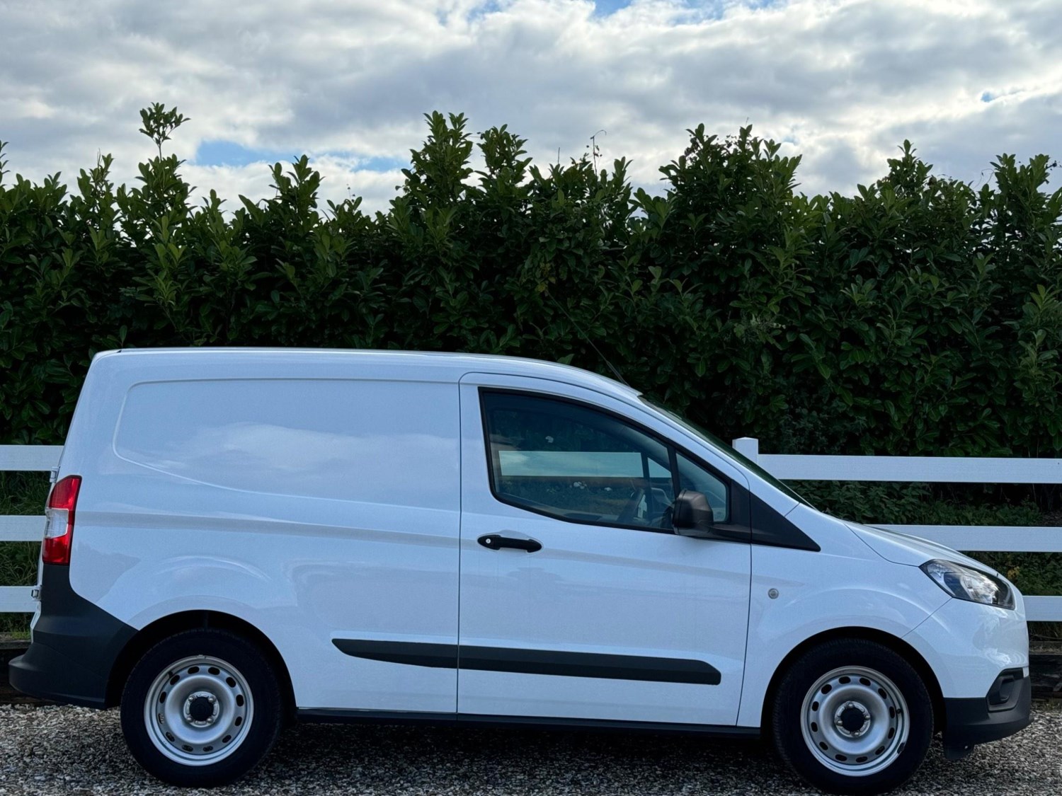 Ford Transit Courier Listing Image