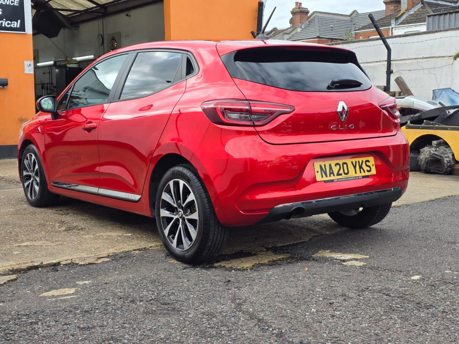 Renault Clio Listing Image