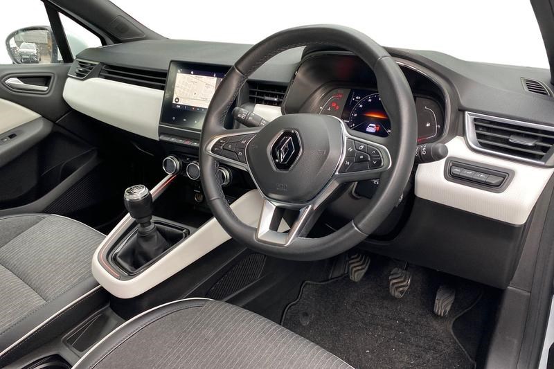 Renault Clio Listing Image