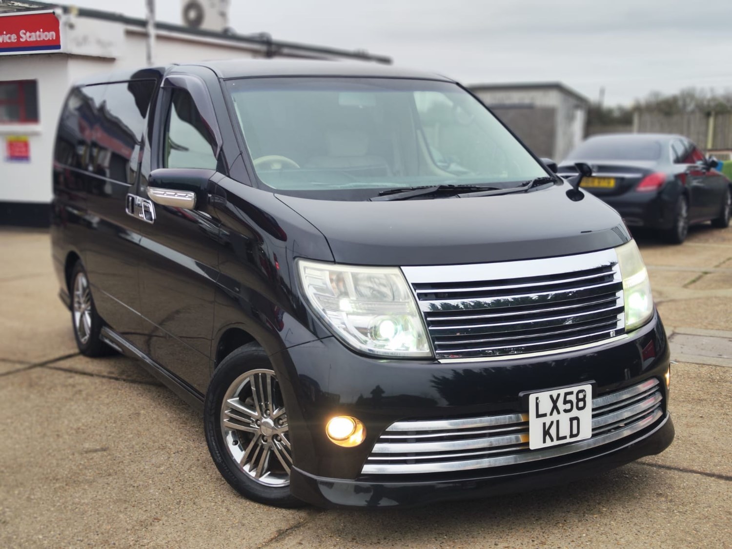 Nissan Elgrand Listing Image