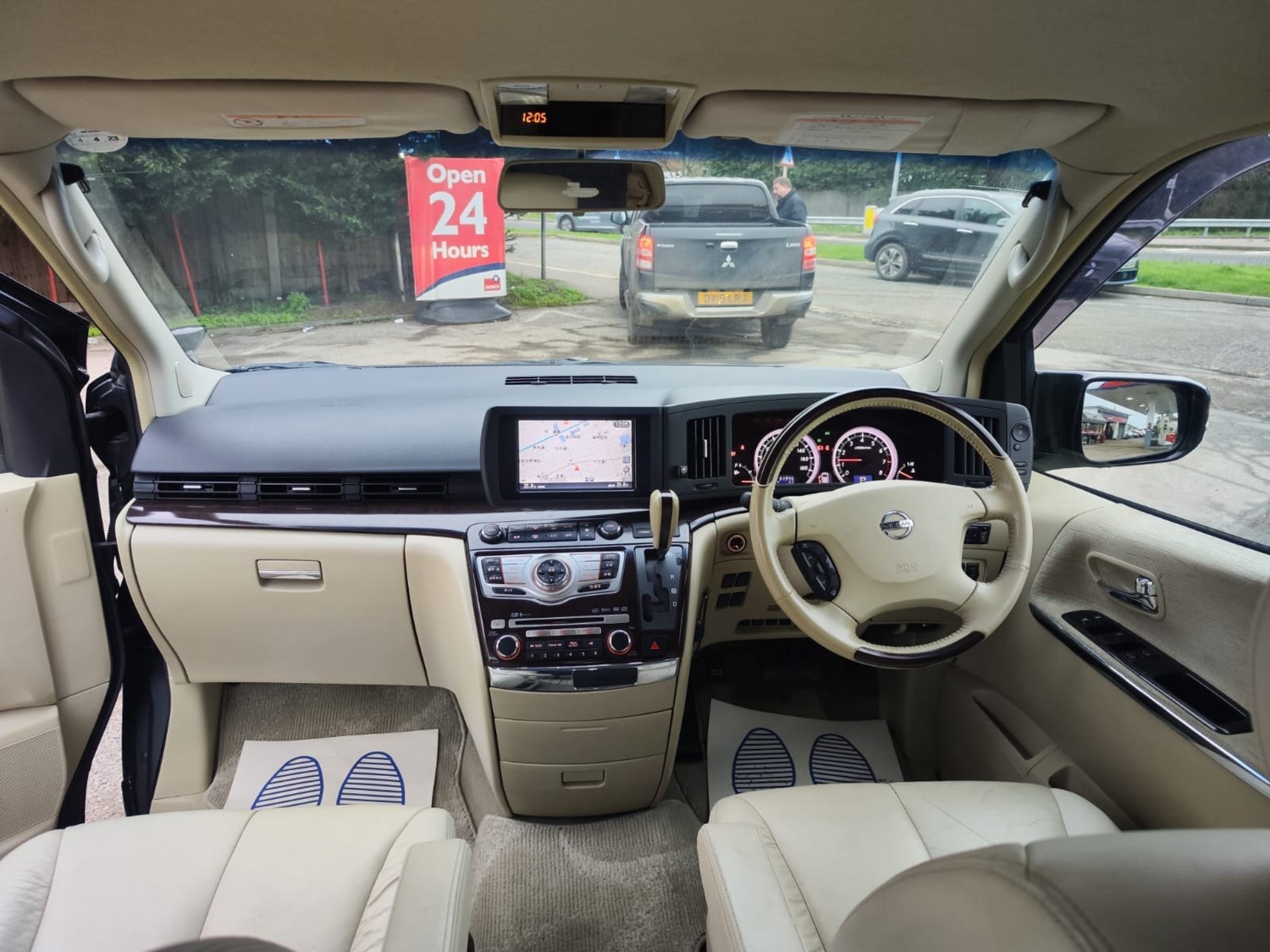 Nissan Elgrand Listing Image