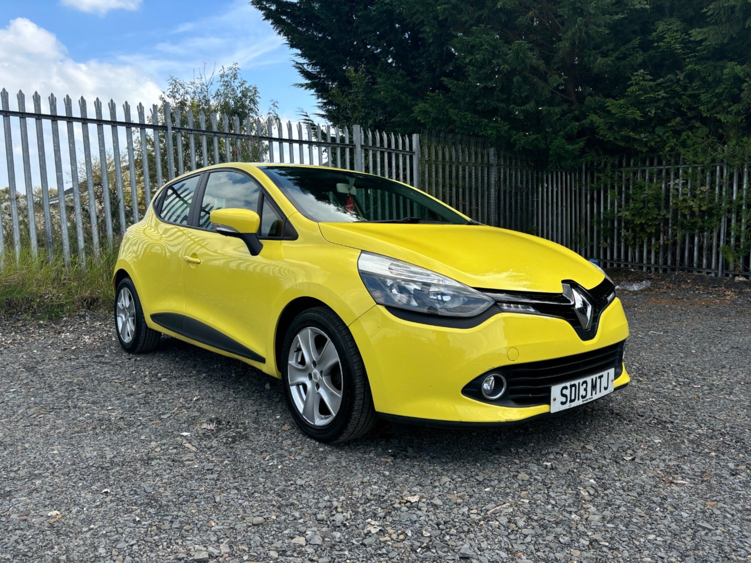 Renault Clio Listing Image