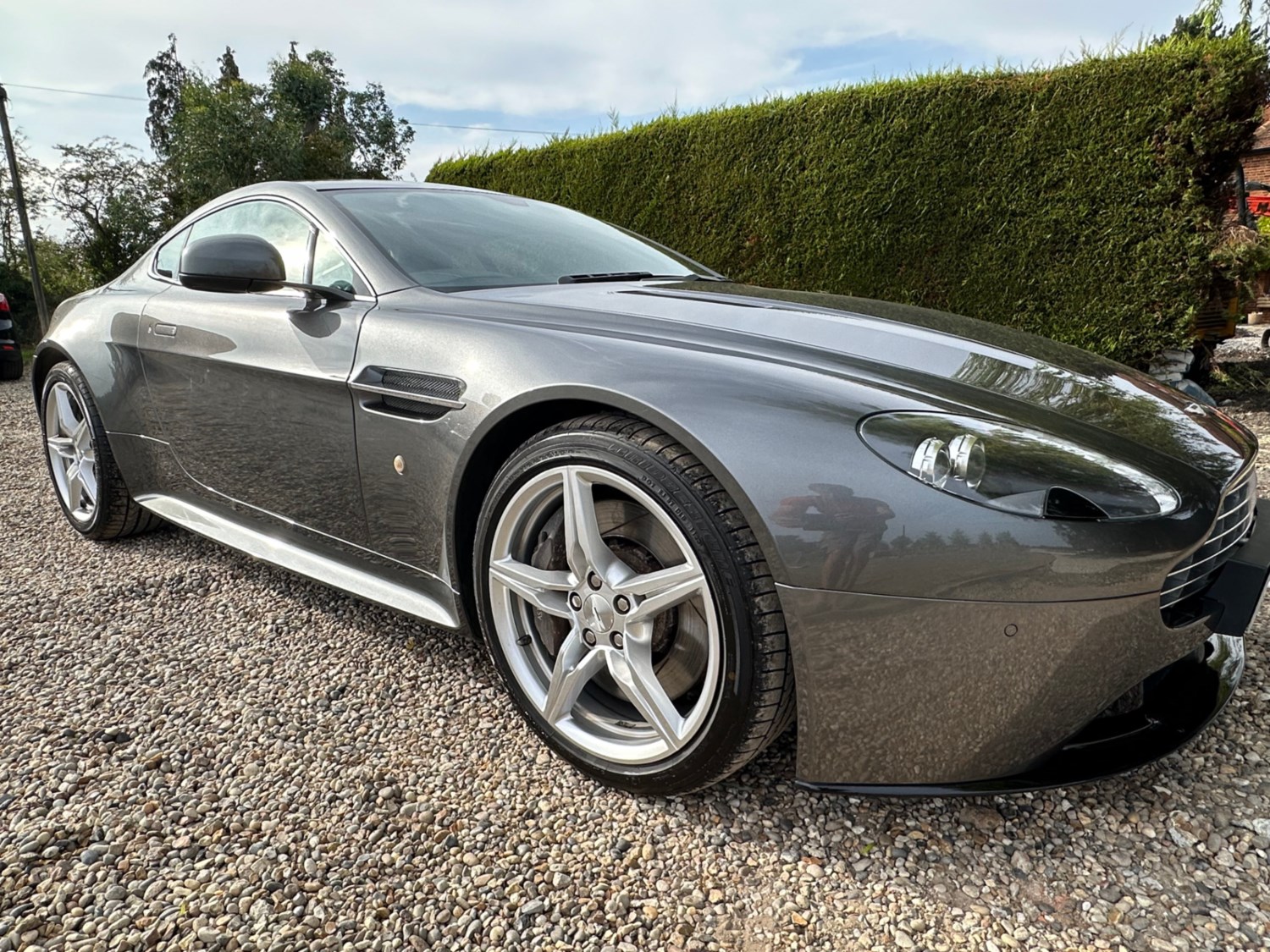 Aston Martin Vantage Listing Image