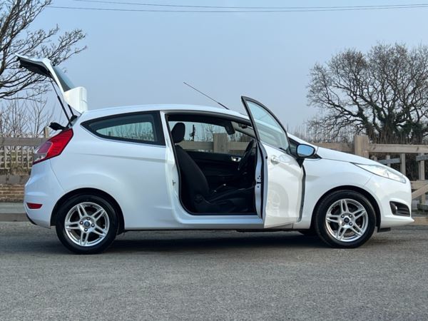 2014 (63) Ford Fiesta 1.0 EcoBoost Zetec 3dr Low miles Full service history Beautiful For Sale In Flint, Flintshire