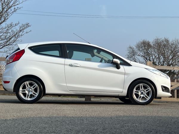 2014 (63) Ford Fiesta 1.0 EcoBoost Zetec 3dr Low miles Full service history Beautiful For Sale In Flint, Flintshire