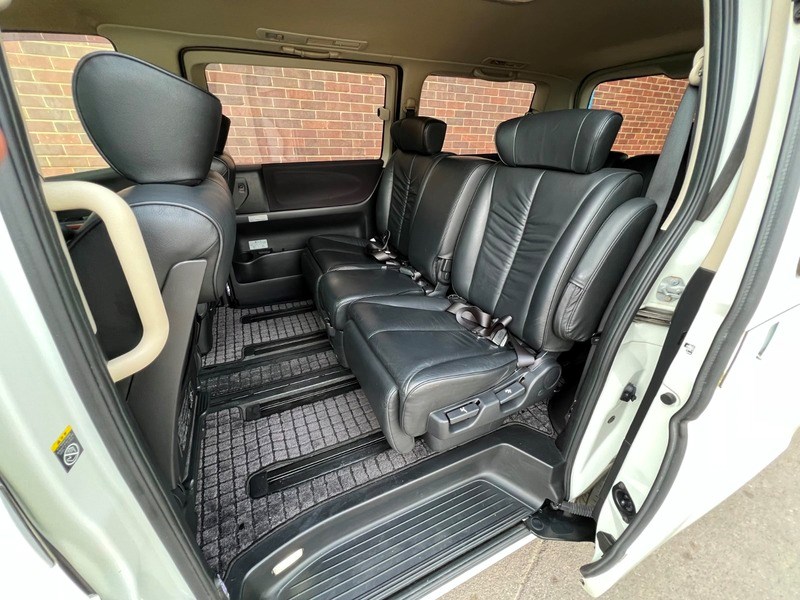 Nissan Elgrand Listing Image