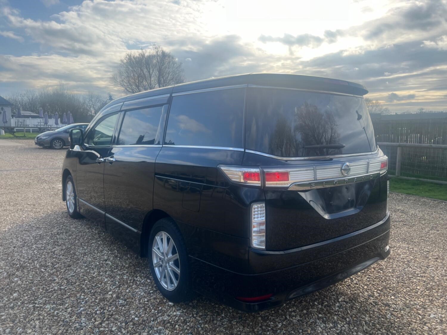 Nissan Elgrand Listing Image