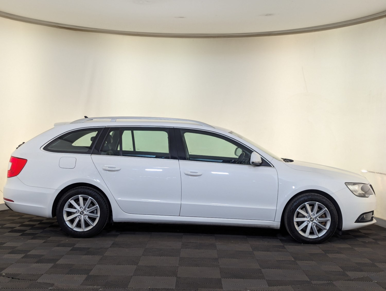 Skoda Superb Listing Image