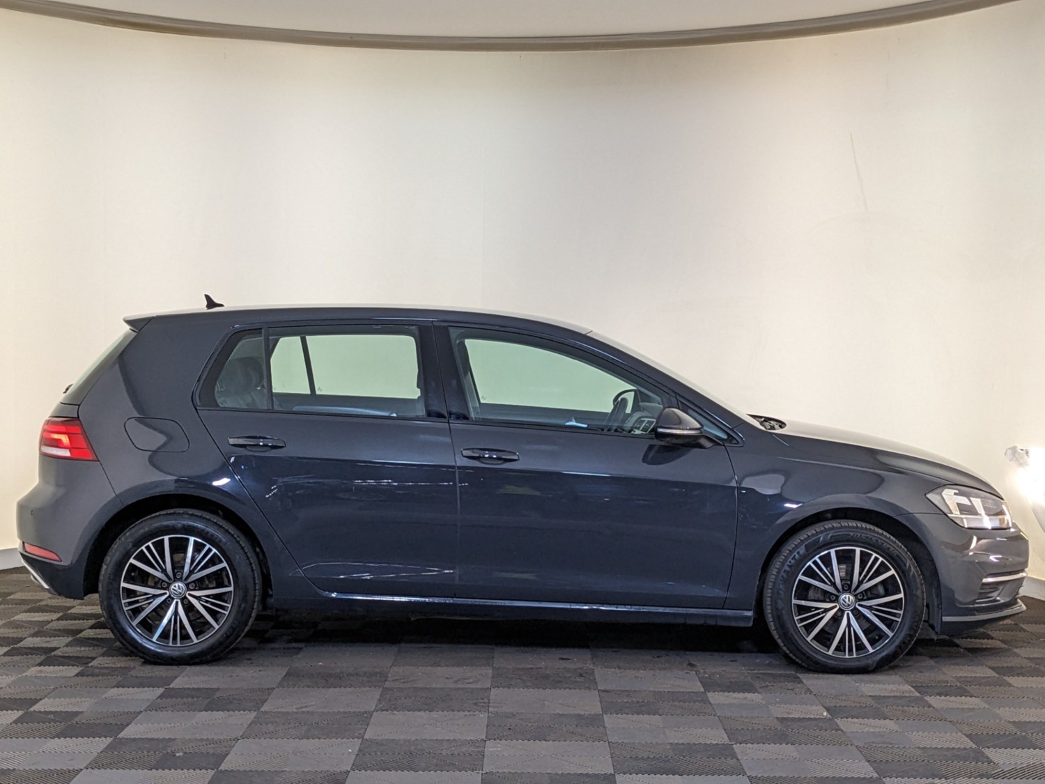 Volkswagen Golf Listing Image