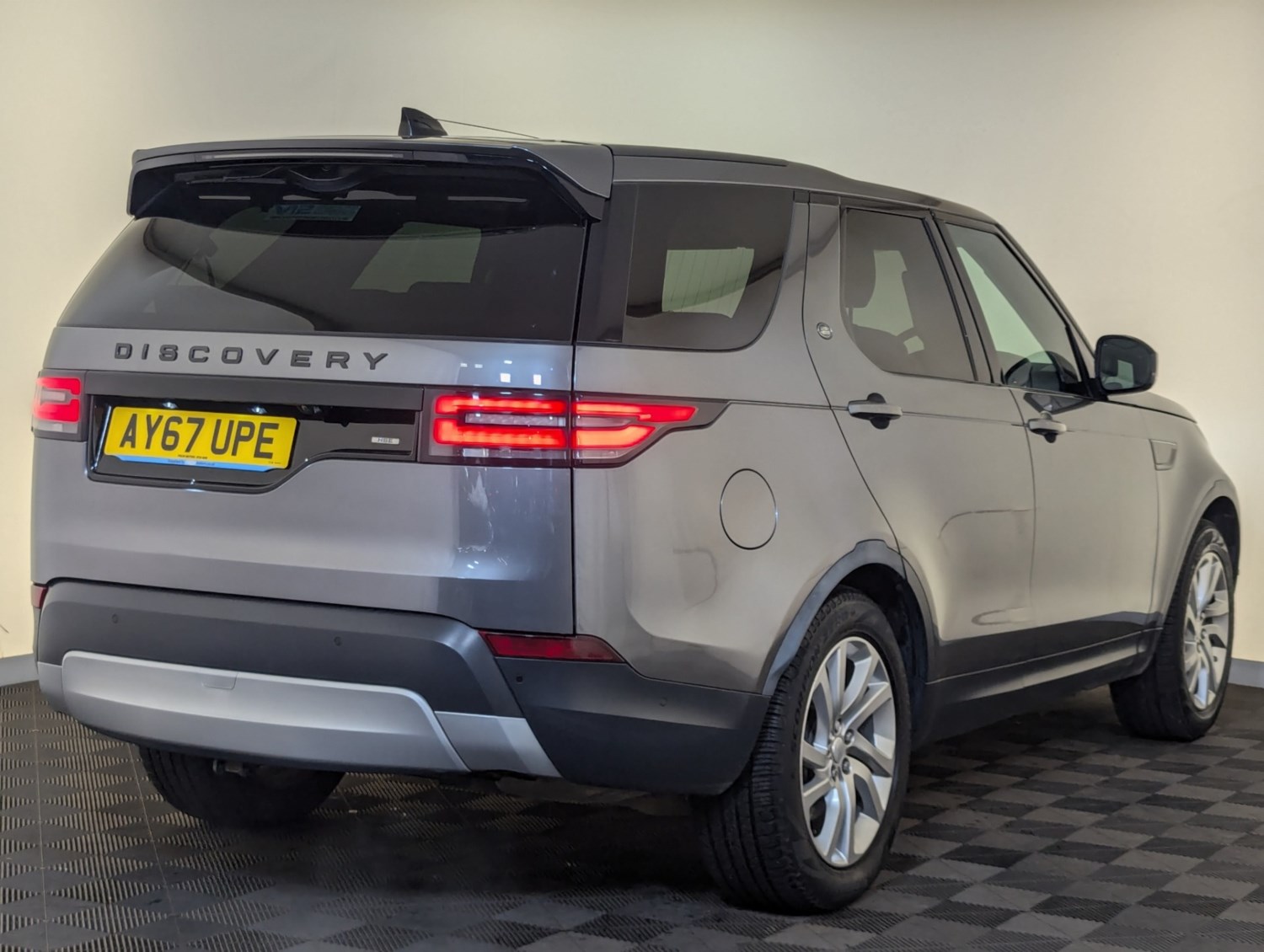 Land Rover Discovery Listing Image