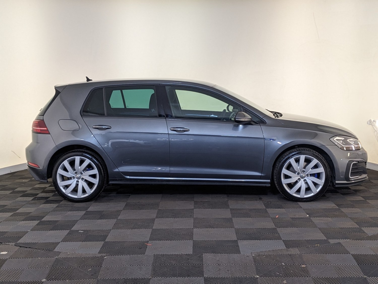 Volkswagen Golf Listing Image