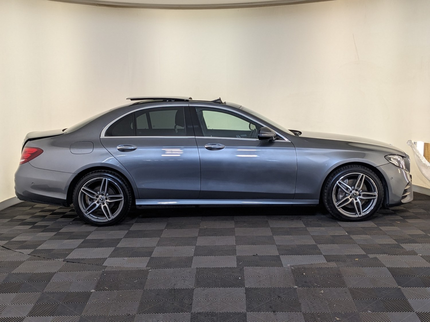 Mercedes-Benz E-Class Listing Image