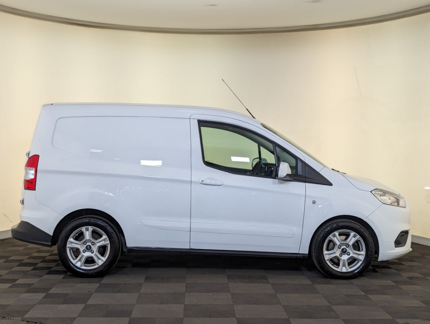 Ford Transit Courier Listing Image