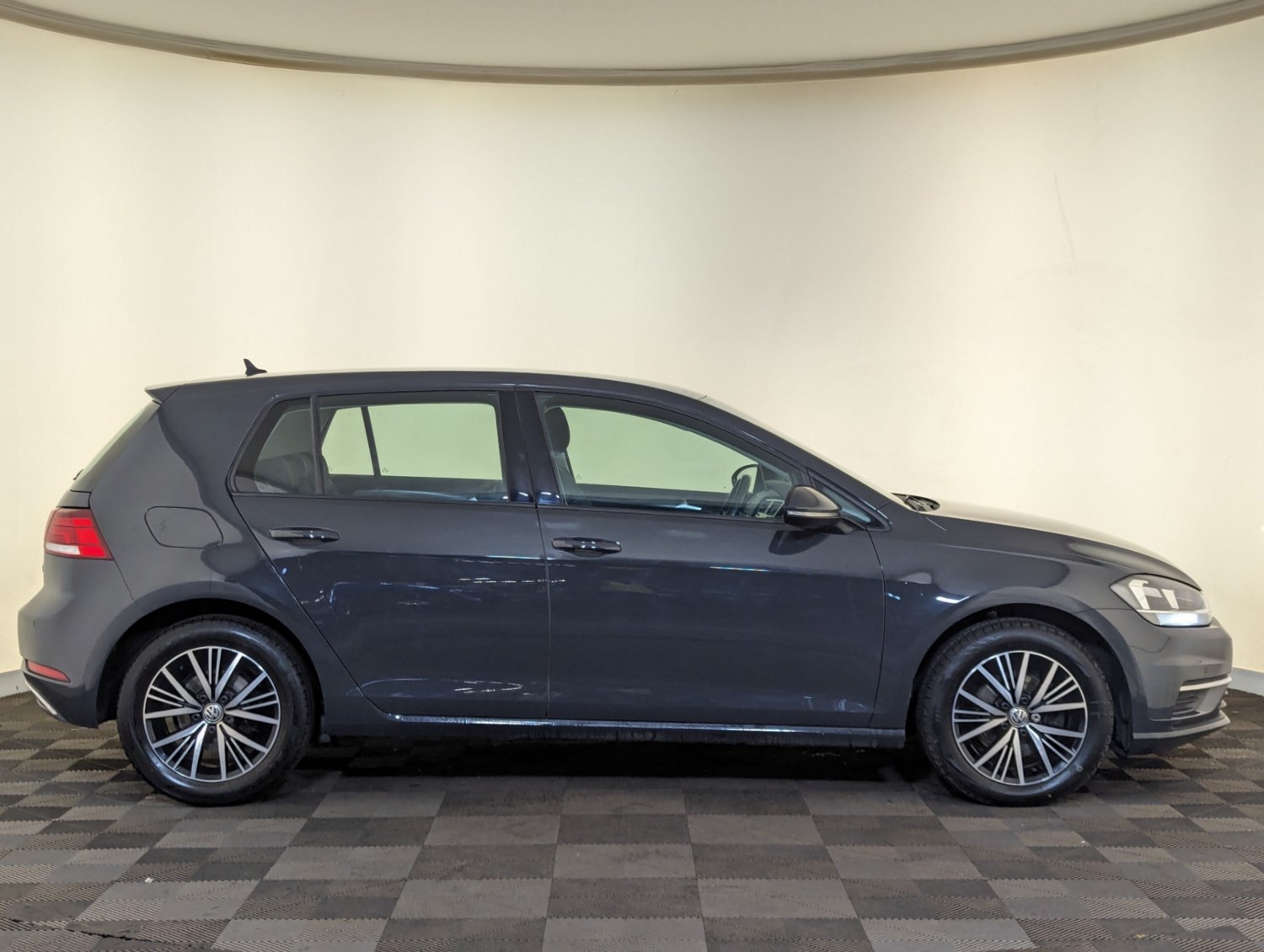 Volkswagen Golf Listing Image