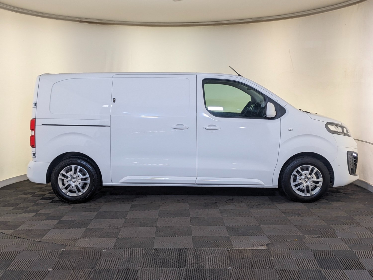 Vauxhall Vivaro Listing Image