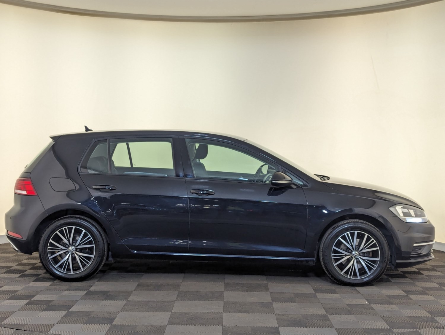 Volkswagen Golf Listing Image