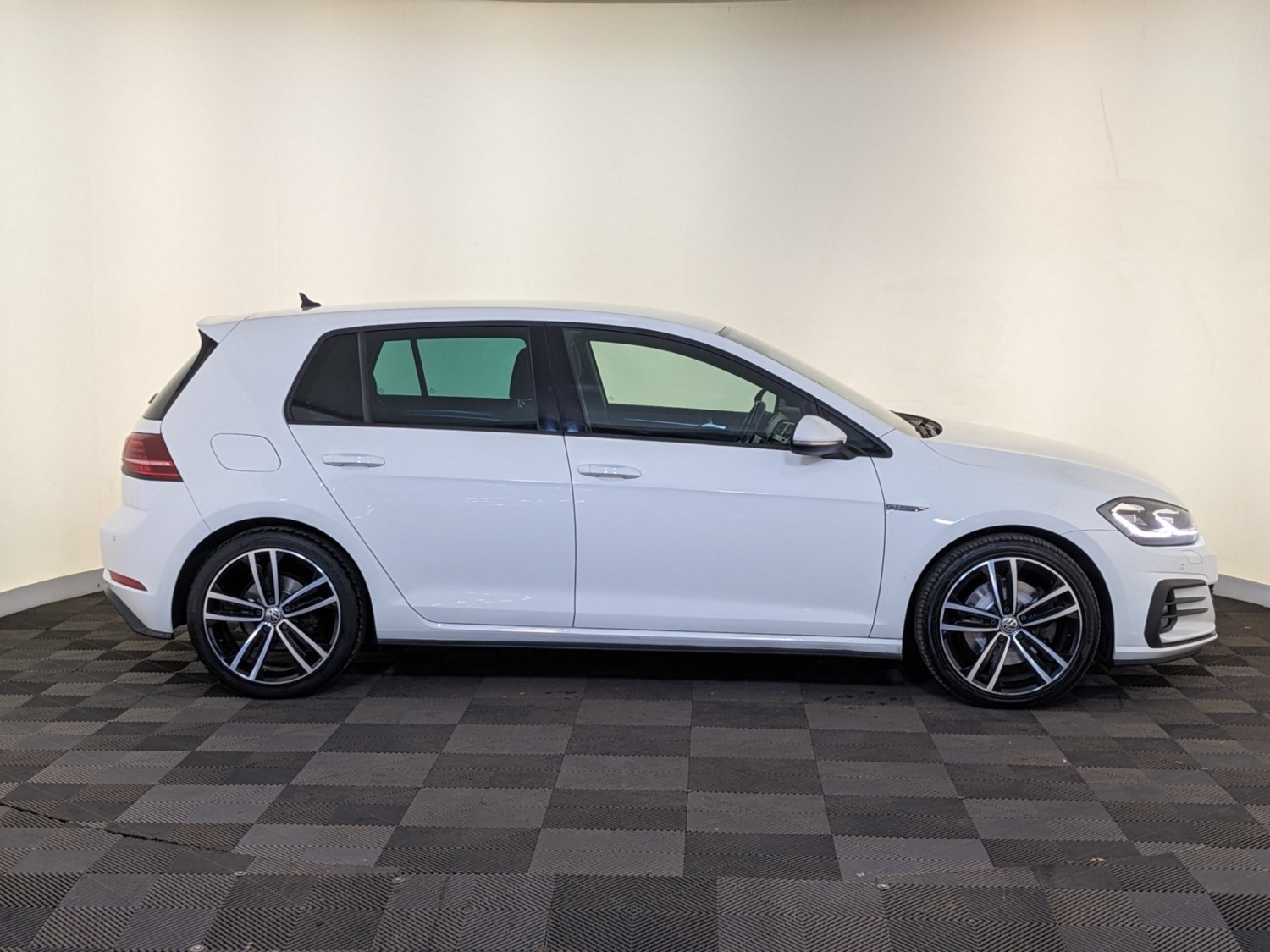 Volkswagen Golf Listing Image