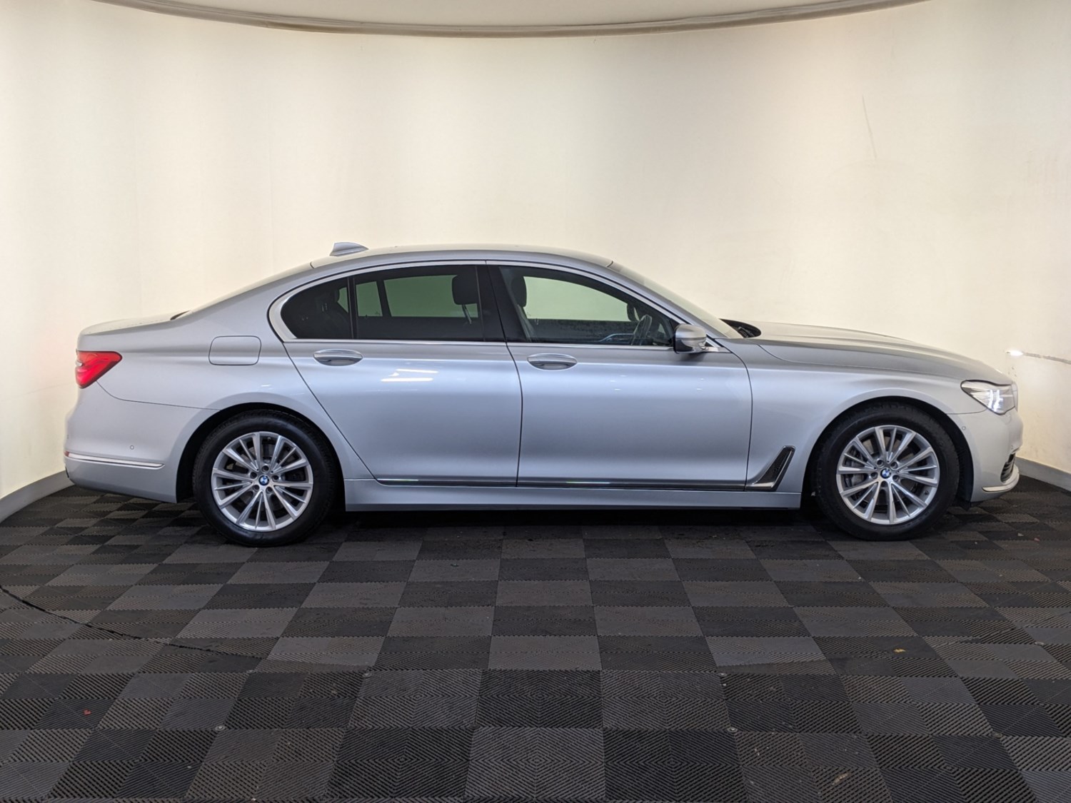 BMW 7 Series Listing Image