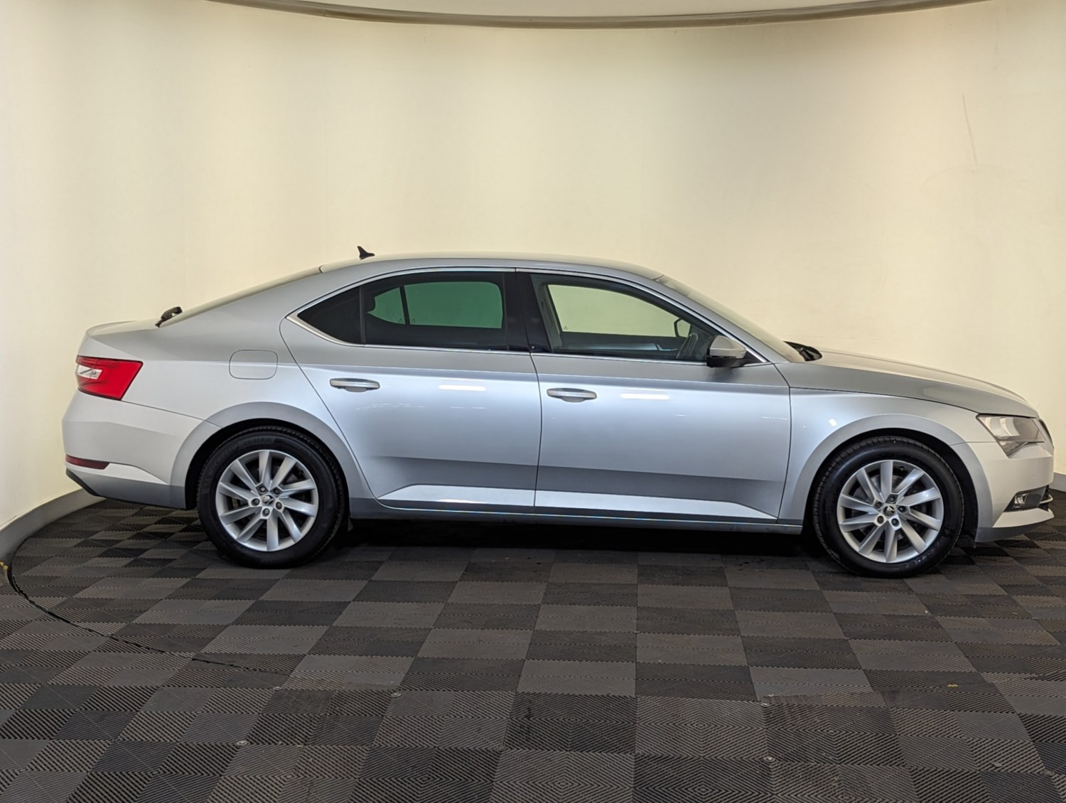 Skoda Superb Listing Image