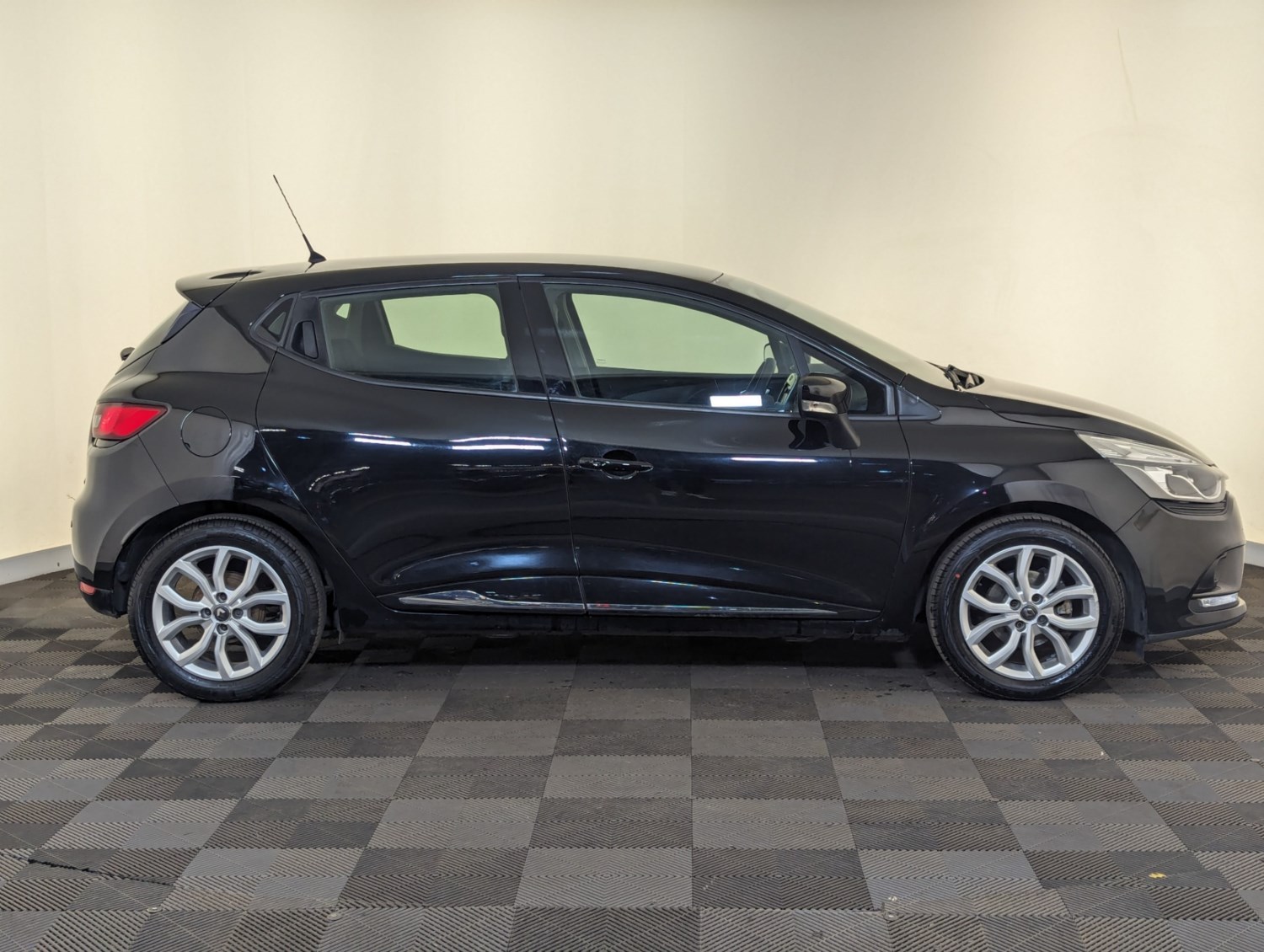 Renault Clio Listing Image