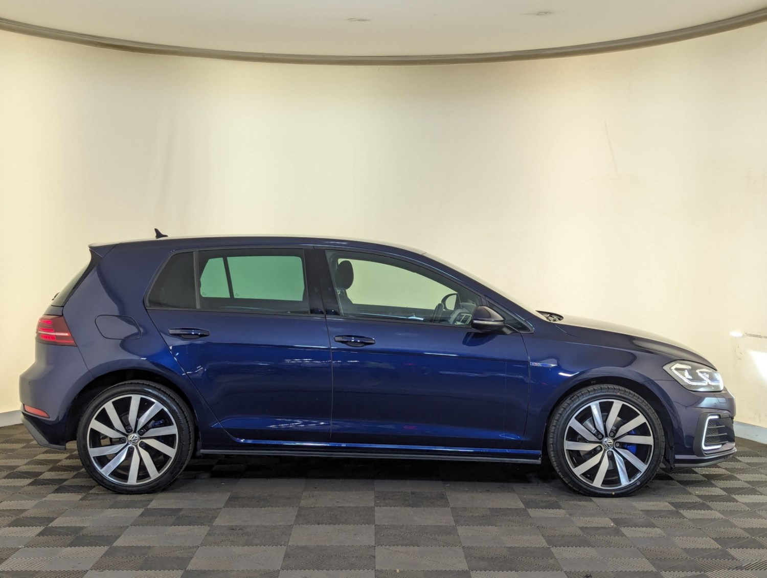 Volkswagen Golf Listing Image