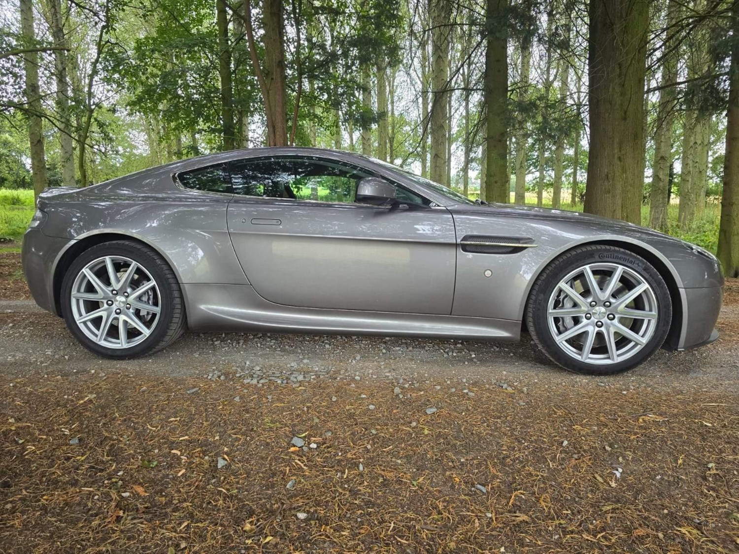 Aston Martin Vantage Listing Image