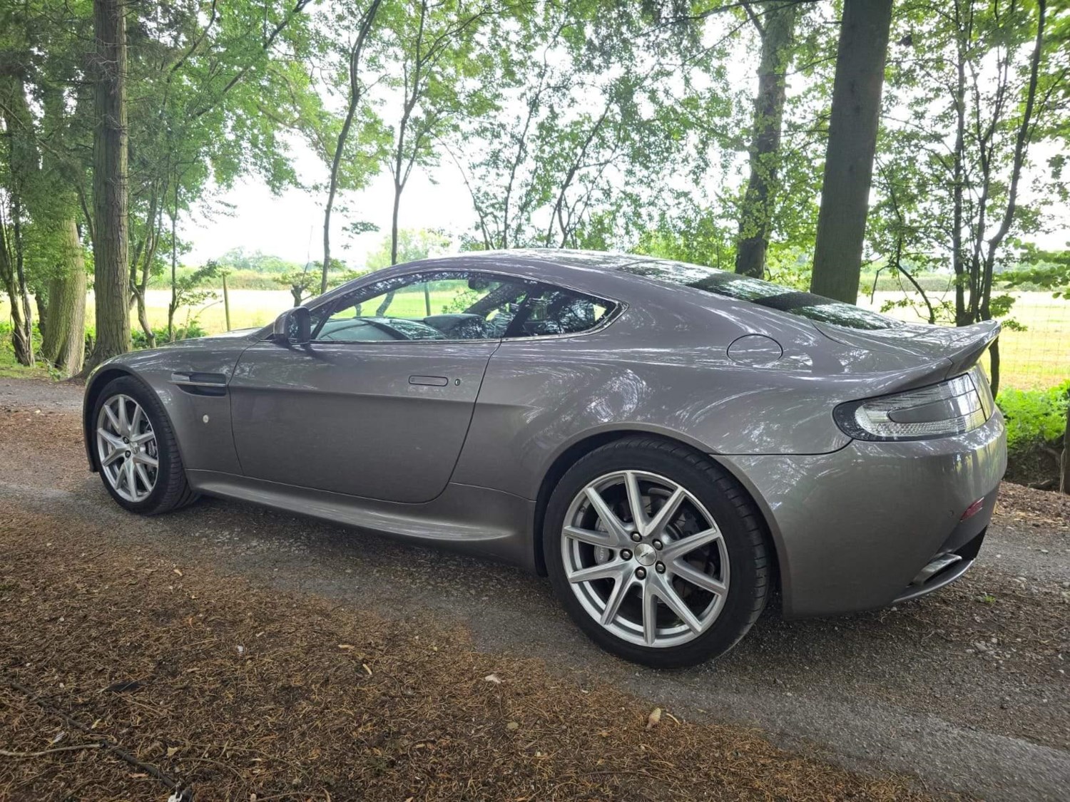 Aston Martin Vantage Listing Image